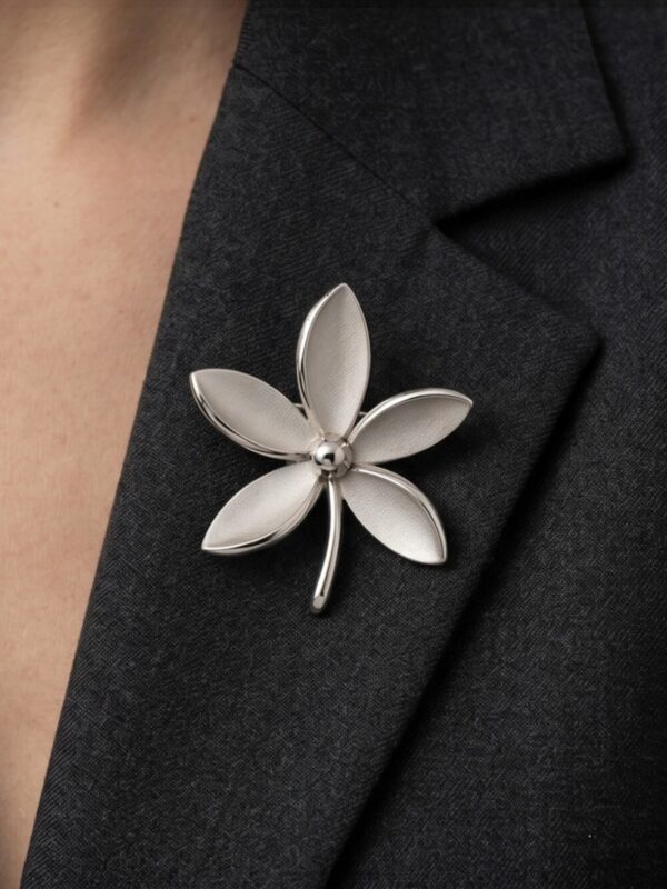 6e1968b9-94e0-4324-b2d5-97a7d04ba9e5.jpeg VTG Crown Trifari Silver Tone Flower Brooch Matte Finish 50s 60s Floral Jewelry