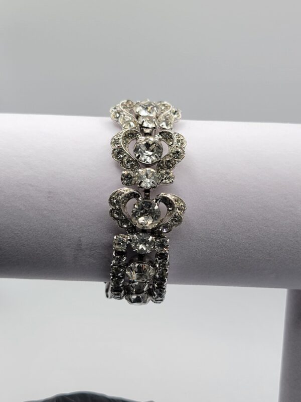 BRA-00010 (1) (2) Weiss Clear Glass Rhinestone Bow Link Bracelet in Silver Tone