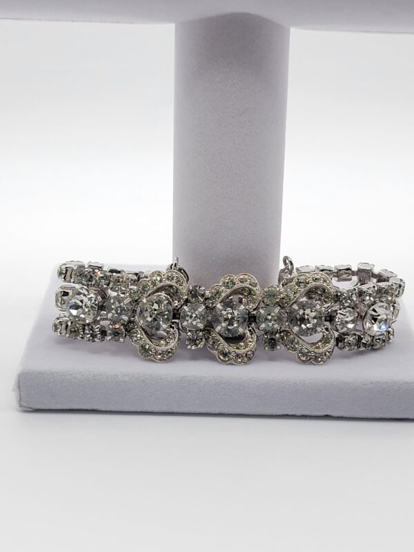 BRA-00010 (1) Weiss Clear Glass Rhinestone Bow Link Bracelet in Silver Tone