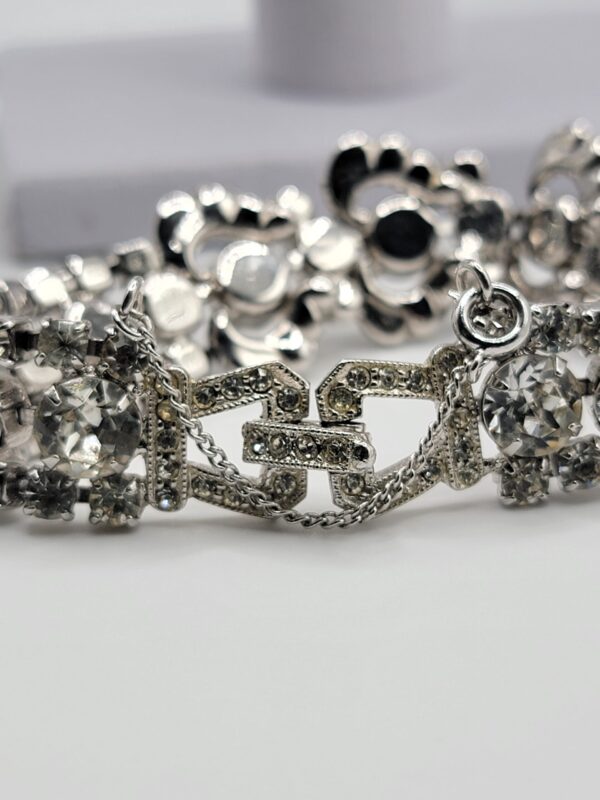 BRA-00010 (8) Weiss Clear Glass Rhinestone Bow Link Bracelet in Silver Tone