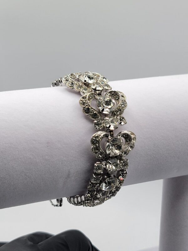 BRA-00010 (9) Weiss Clear Glass Rhinestone Bow Link Bracelet in Silver Tone