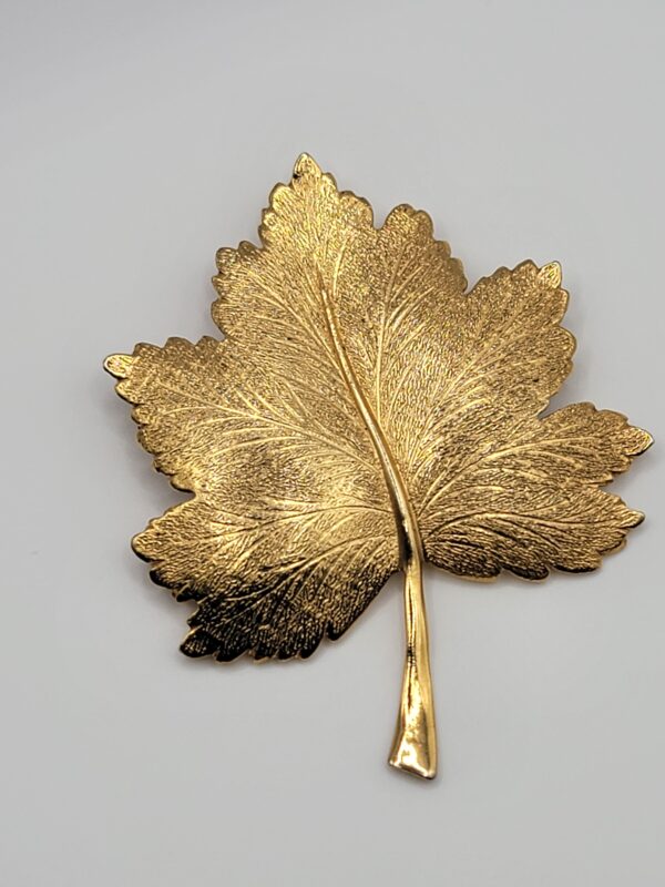 BRO-00033 (2) Vintage Giovanni Gold Tone Textured Leaf Brooch