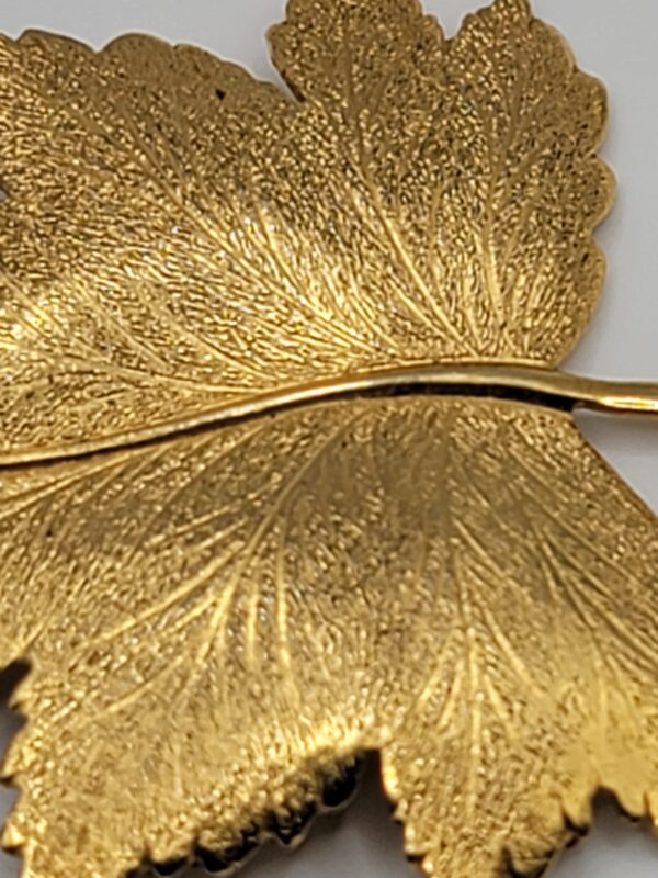 BRO-00033 (3) Vintage Giovanni Gold Tone Textured Leaf Brooch