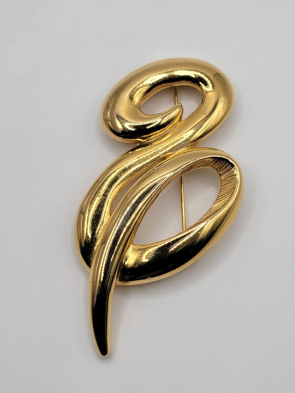 BRO-00040 (1) Vintage Tora Gold Tone Abstract Swirl Brooch