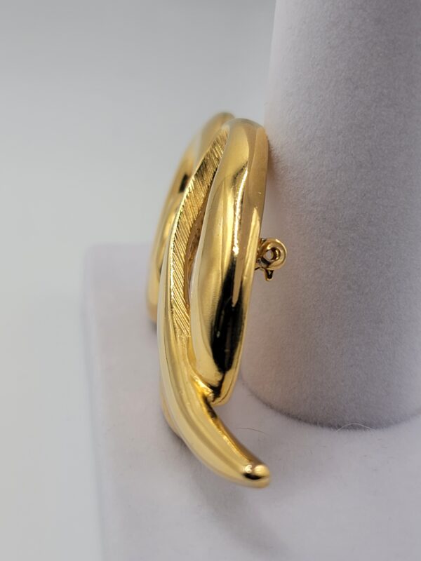 BRO-00040 (10) Vintage Tora Gold Tone Abstract Swirl Brooch