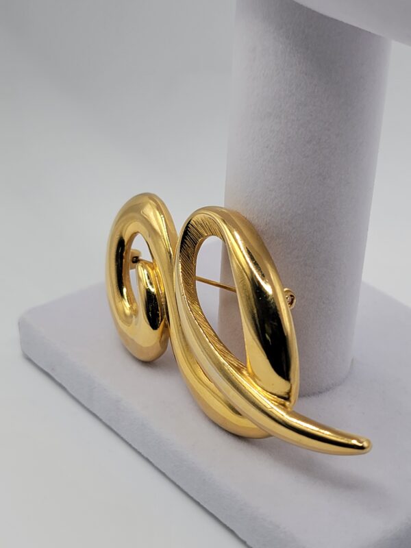 BRO-00040 (11) Vintage Tora Gold Tone Abstract Swirl Brooch