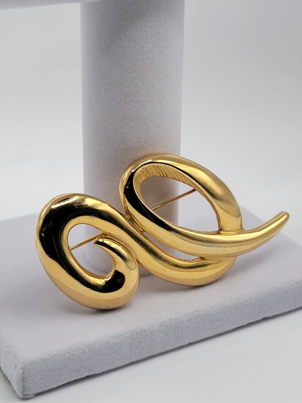 BRO-00040 (9) Vintage Tora Gold Tone Abstract Swirl Brooch