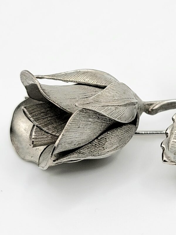 BRO-00050 (1) (4) Giovanni Silver-Tone Sculpted Rosebud Brooch