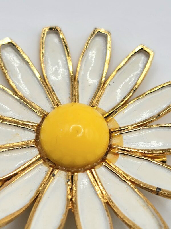 Vintage Signed 1960 Weiss Enamel White Daisy & Ladybug Flower Brooch