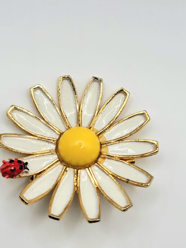 Vintage Signed 1960 Weiss Enamel White Daisy & Ladybug Flower Brooch