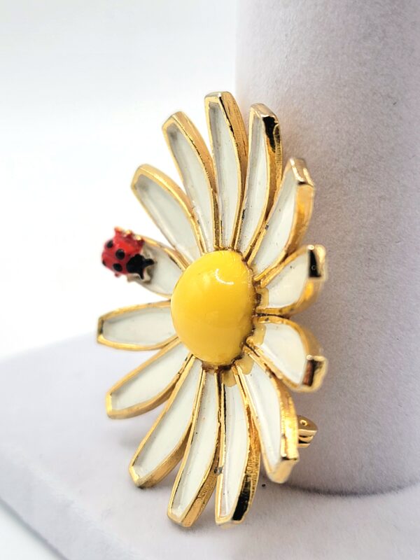Vintage Signed 1960 Weiss Enamel White Daisy & Ladybug Flower Brooch